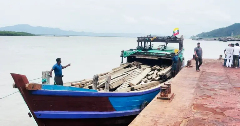 মিয়ানমার থেকে আসা কাঠবোঝাই বোট